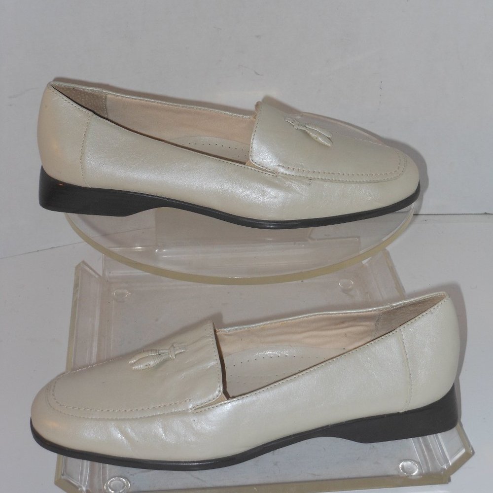 TROTTERS IVORY LOAFERS SIZE 9.5 MEDIUM - Picture 4 of 11